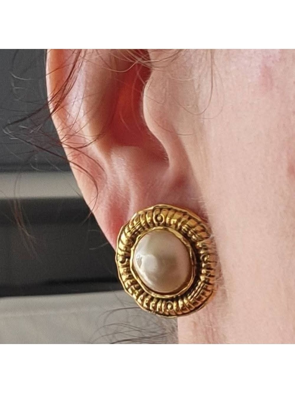 Chanel Goldtone Earrings Vintage Clip On - Picture 15 of 15